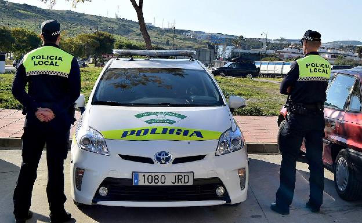 Agentes de la Policía Local de Estepona (archivo).