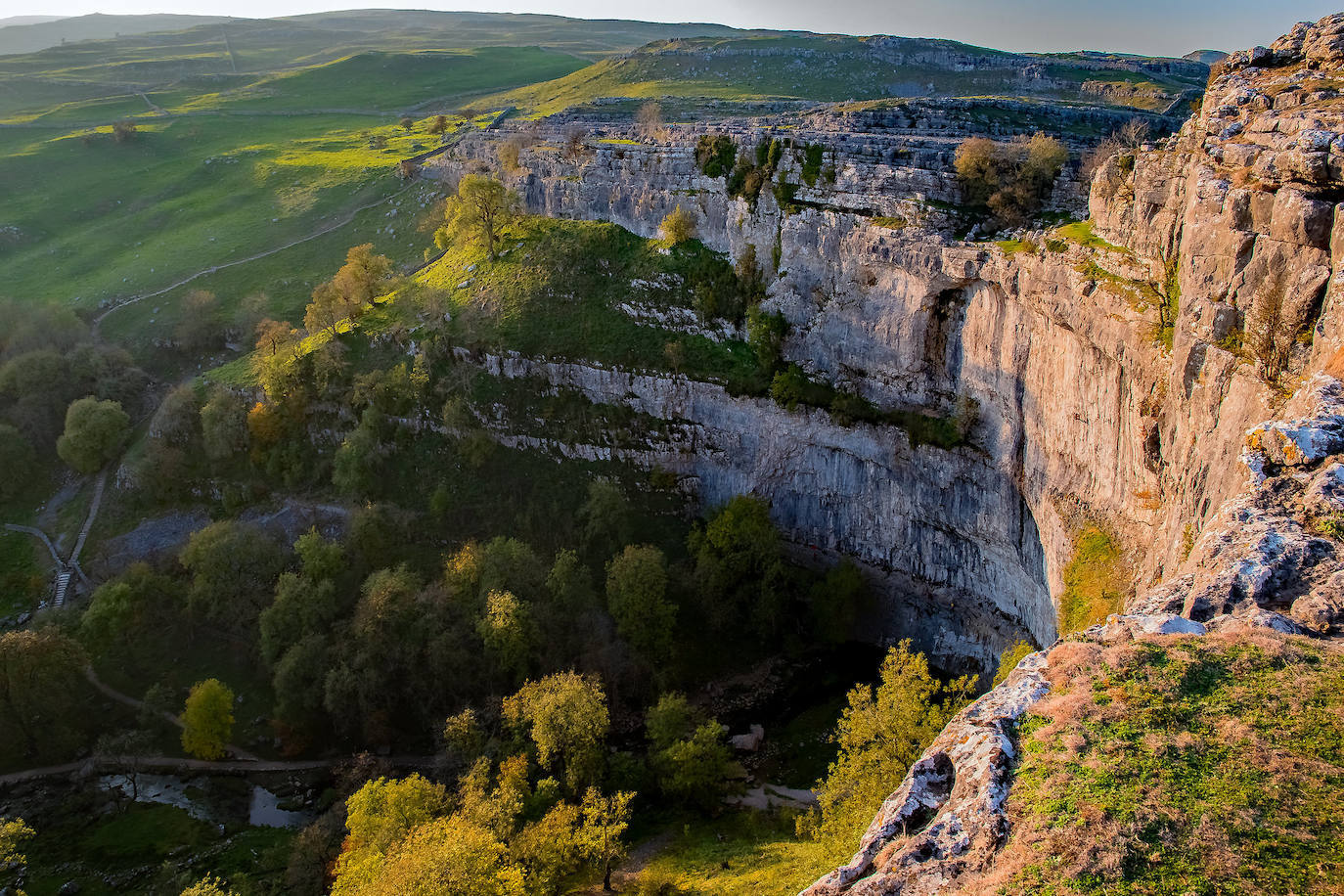 Malham, con una longitud aproximada de 10 kilómetros, es la cueva de sal más larga del mundo. Se encuentra al suroeste de Israel y a los pies del monte Sodoma.