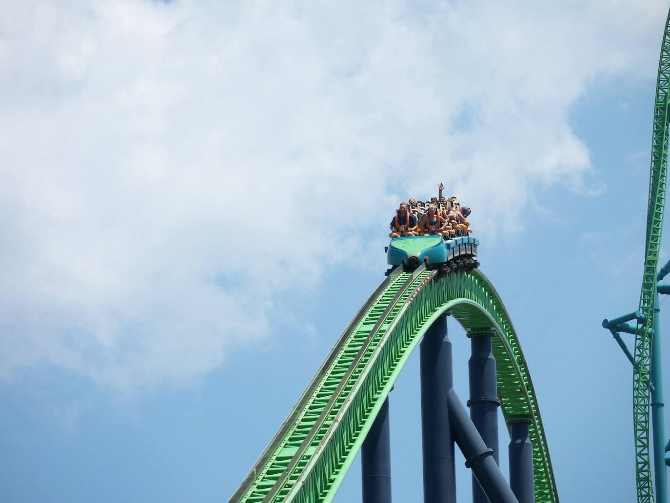 El Kingda Ka, la montaña rusa más grande del mundo, se encuentra en Jackson (Nueva Jersey, Estados Unidos). Mide 139 metros de altura y alcanza una velocidad de 205 kilómetros en tan solo tres segundos y medio.