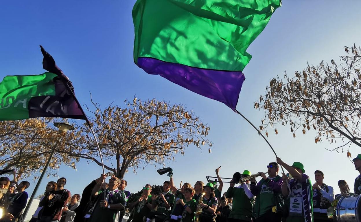 Aficionados del Unicaja, en el recibimiento que tuvo el equipo en el Palacio de los Deportes antes de la final de la Copa del Rey. 