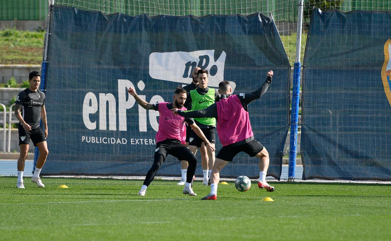 Cifu presiona ayer a Buenacasa en presencia de Juanpi y Mikel. 