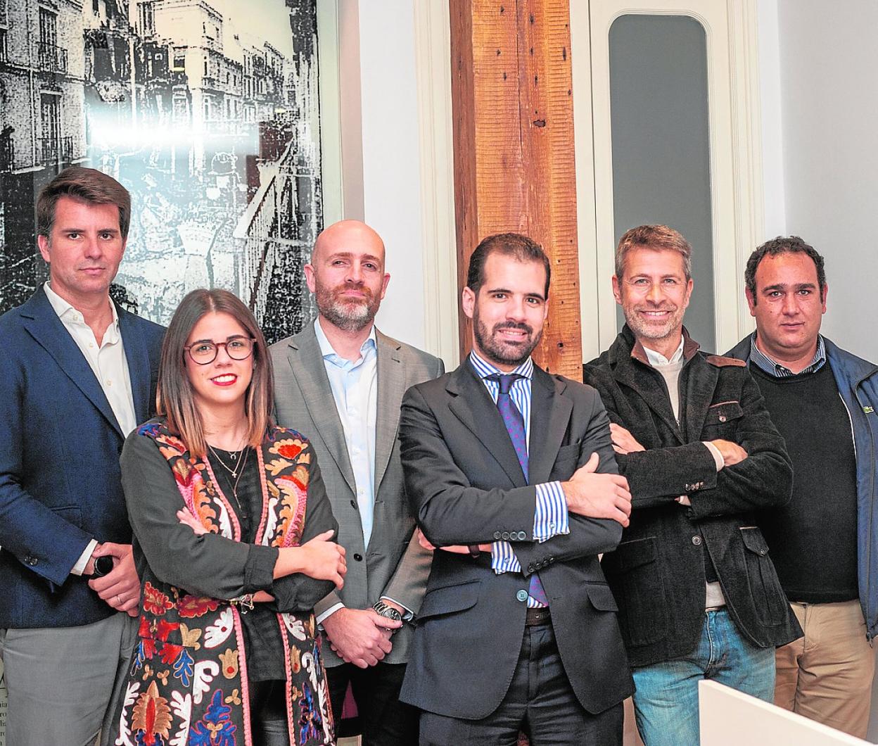 Borja A. Jiménez, director general de Sinerba (en el centro con chaqueta gris), con parte del equipo. sur