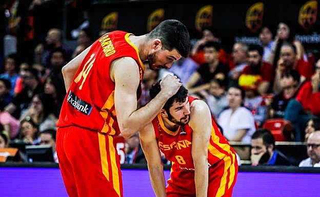 Barreiro consuela a Brizuela tras lesionarse. 