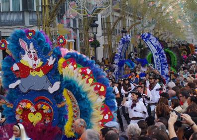 Imagen secundaria 1 - Los disfraces y la música del Carnaval toman las calles de Málaga