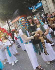 Imagen secundaria 2 - Los disfraces y la música del Carnaval toman las calles de Málaga
