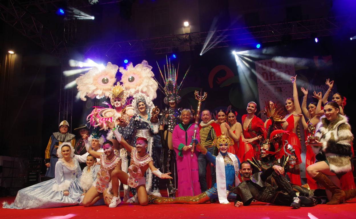 Los cincos ganadores de la gala, con la concejala Teresa Porras. 