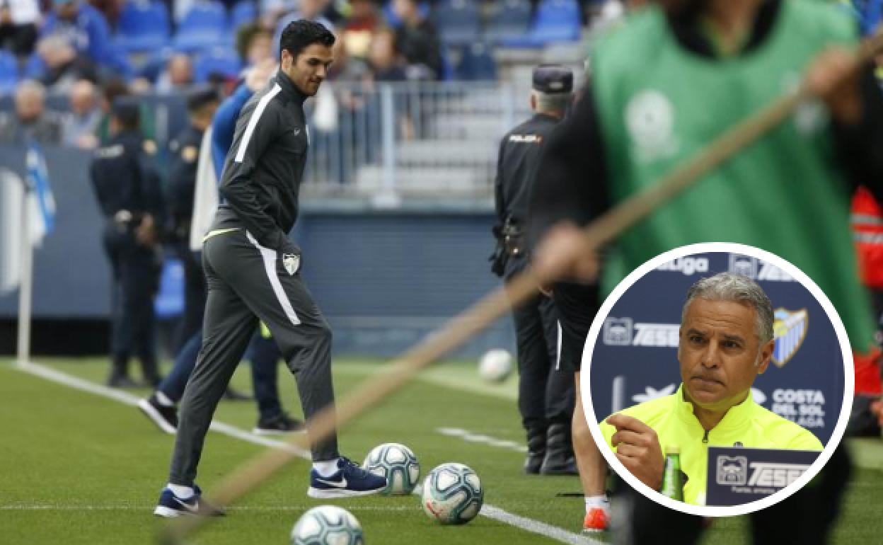 Antoñín estuvo en el césped de La Rosaleda durante el calentamiento.