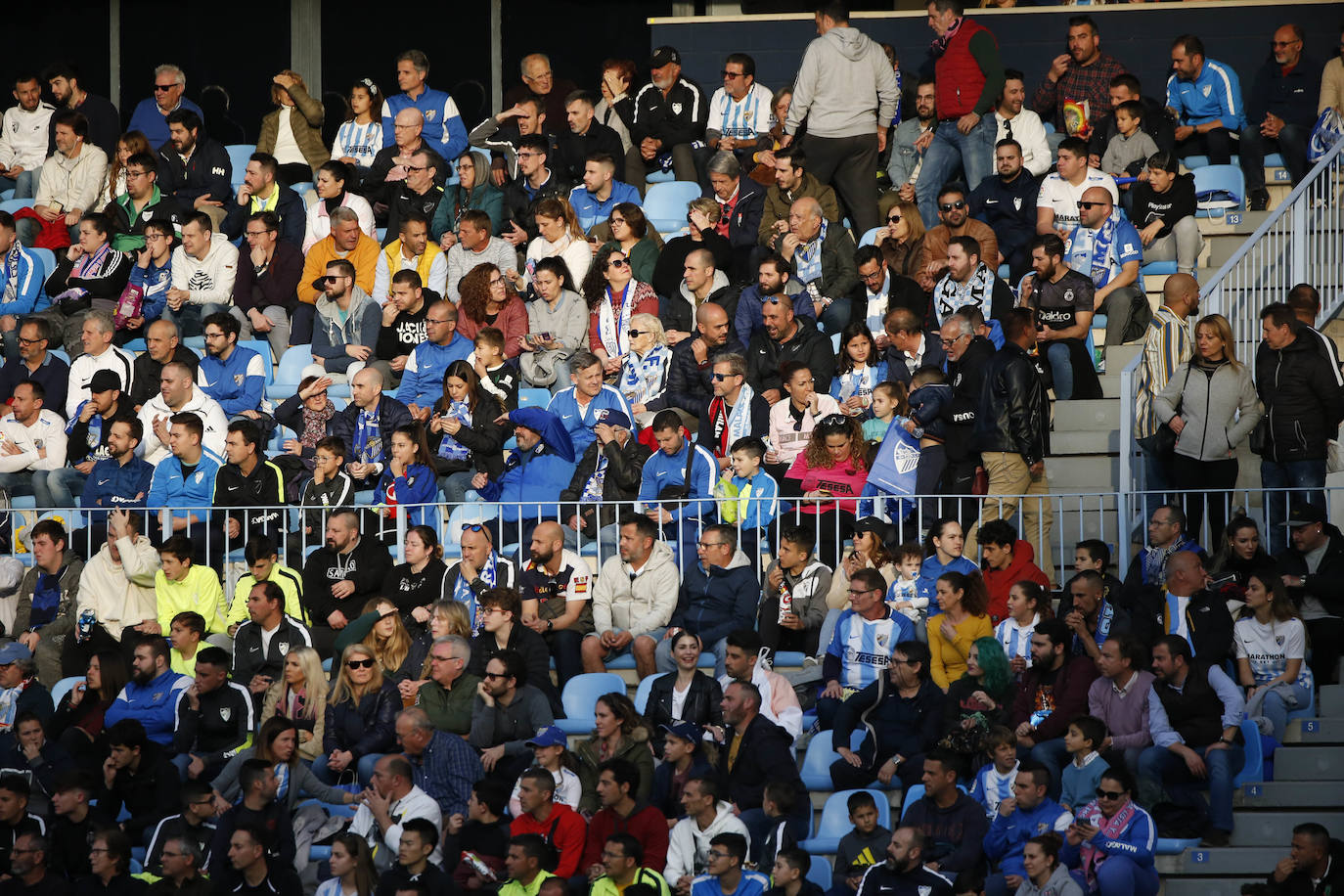 Fotos: ¿Estuviste en el Málaga-Racing? Búscate en las gradas de La Rosaleda