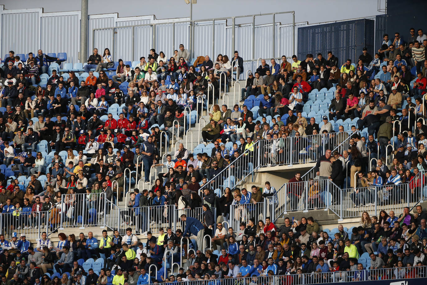 Fotos: ¿Estuviste en el Málaga-Racing? Búscate en las gradas de La Rosaleda