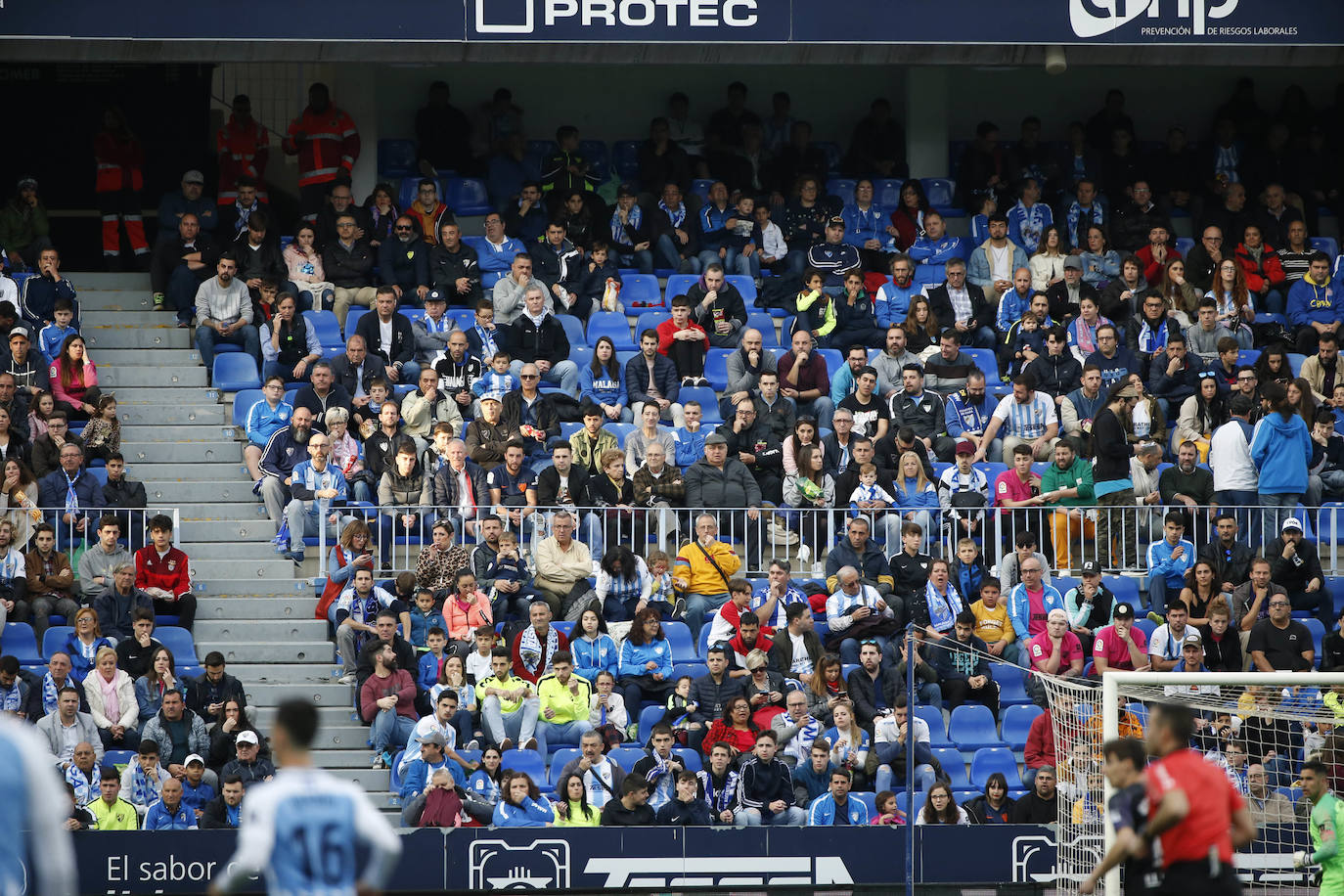 Fotos: ¿Estuviste en el Málaga-Racing? Búscate en las gradas de La Rosaleda