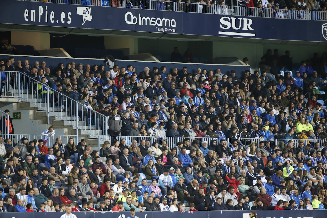 Fotos: ¿Estuviste en el Málaga-Racing? Búscate en las gradas de La Rosaleda