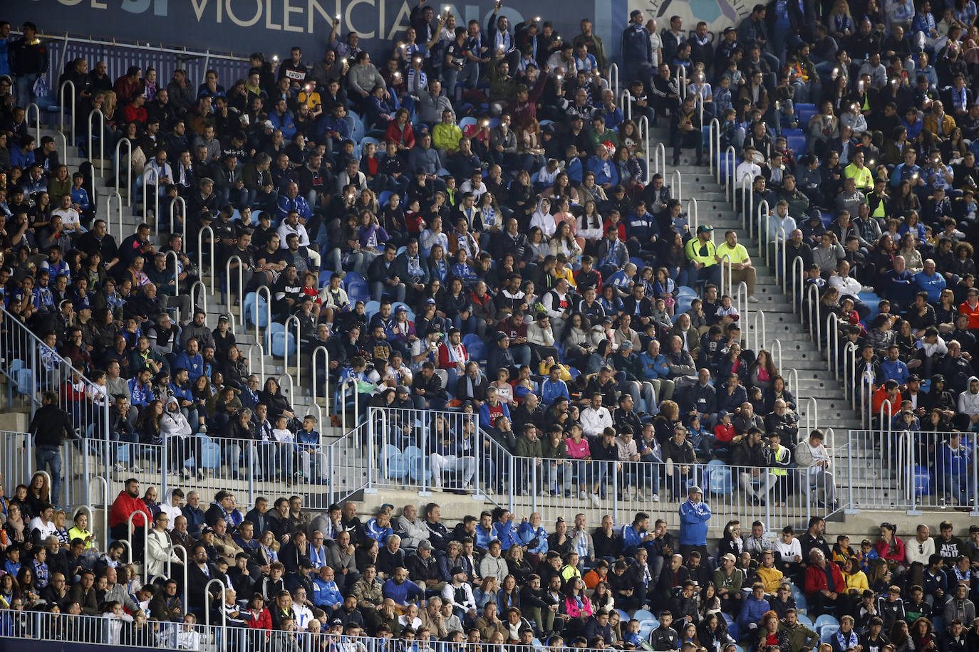 Fotos: ¿Estuviste en el Málaga-Racing? Búscate en las gradas de La Rosaleda