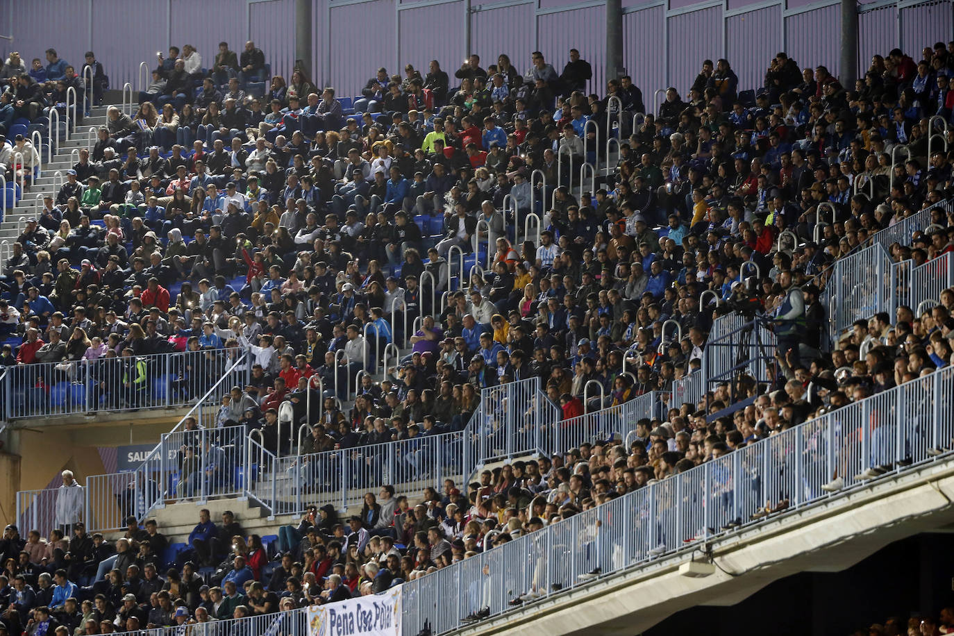 Fotos: ¿Estuviste en el Málaga-Racing? Búscate en las gradas de La Rosaleda