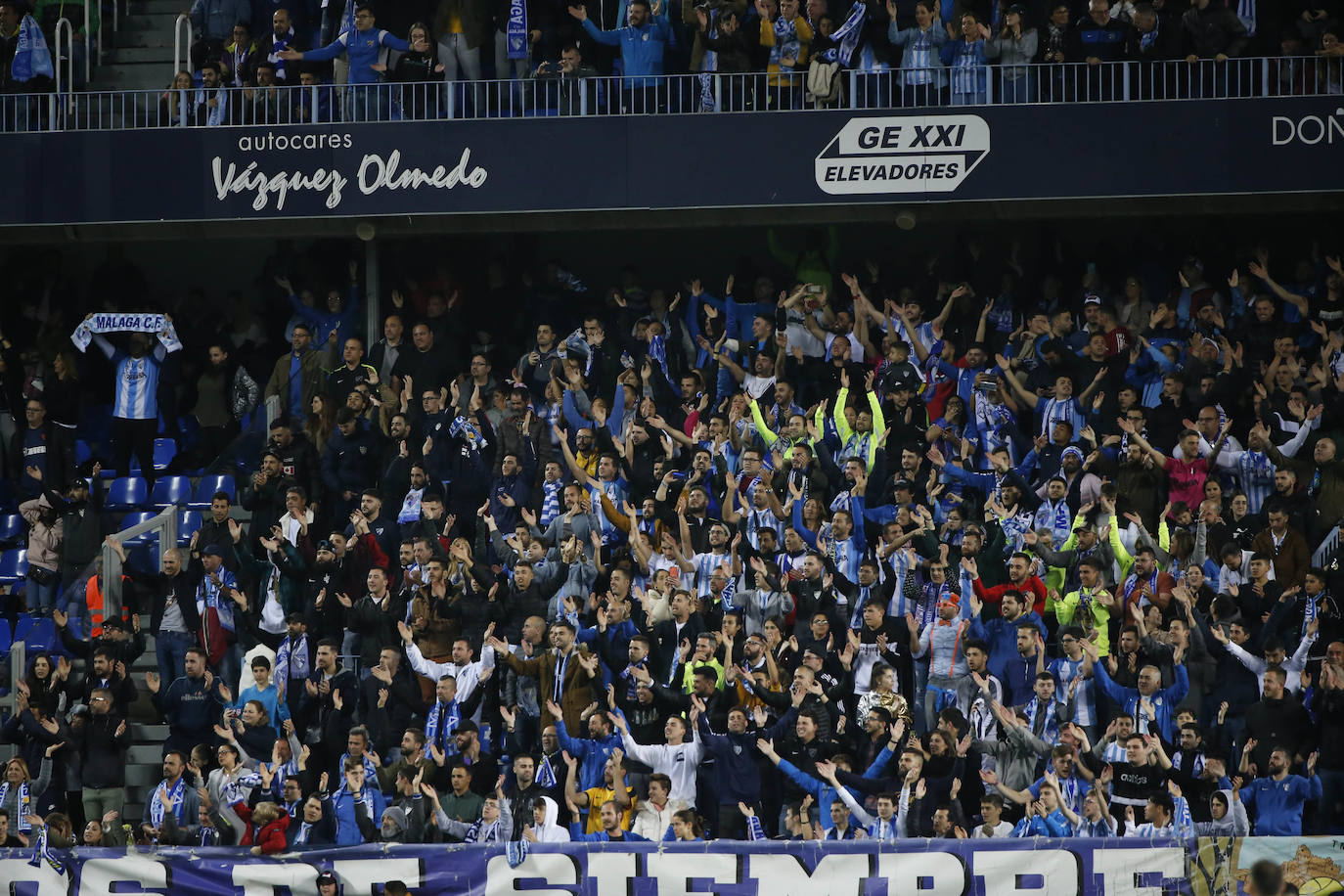 Fotos: ¿Estuviste en el Málaga-Racing? Búscate en las gradas de La Rosaleda
