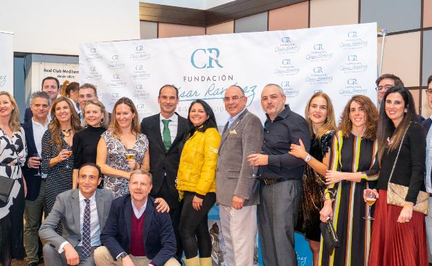 El doctor César Ramírez junto a socios de Bisturí Solidario.