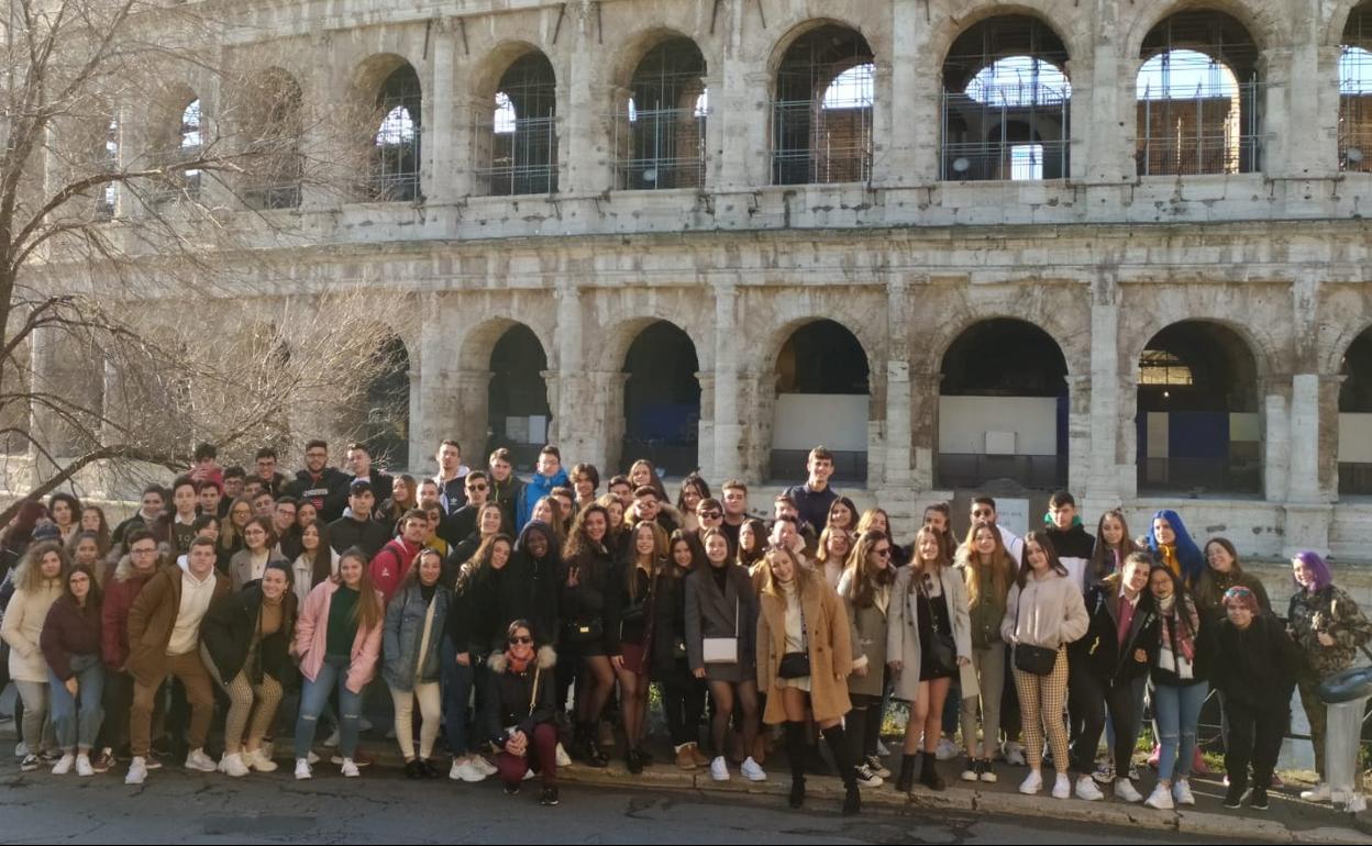 El grupo de estudiantes, ante el Coliseo de Roma. 