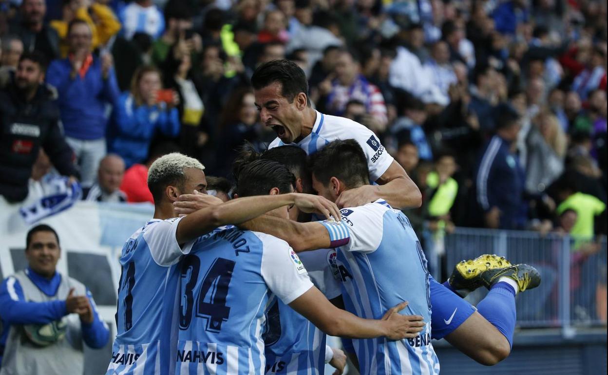 Los jugadores del Málaga, en la celebración del gol de Tete, que abrió el marcador frente al Racing. 