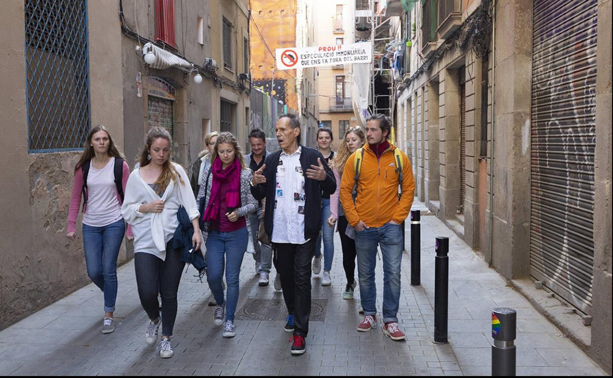 Arriba, Hans Udo conduce a los turistas por las calles de Barcelona que durante dos años fueron su hogar. 