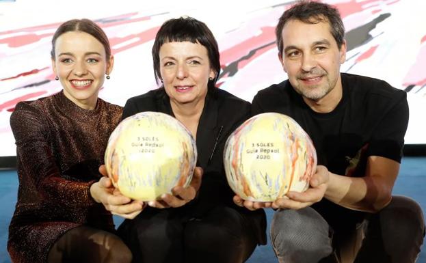 El cocinero del Culler de Pau, en O Grove (Pontevedra), Javier Olleros (d), y la chef de Les Cols, en Olot (Girona), Fina Puigdevall (c), y su hija Martina (i), posan tras recibir el galardón.