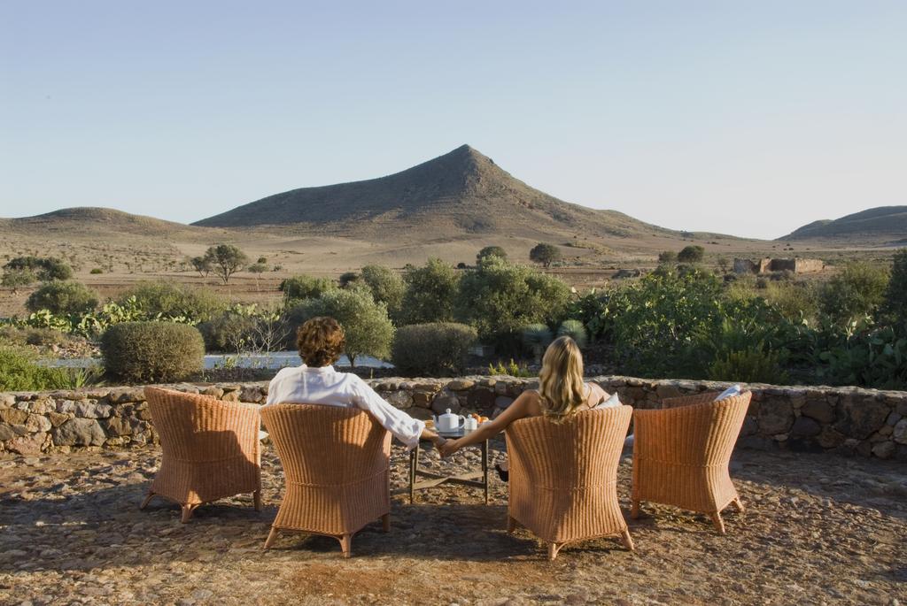 El 'Jardín de los sueños' es un acogedor cortijo centenario situado en el corazón del Parque Natural de Cabo de Gata-Níjar, entre el desierto y el mar. Un precioso paraje que invita a disfrutar del silencio. Sin prisas. Se trata de un pequeño complejo rural de más de 100 años de antigüedad ubicado en la preciosa Rodalquilar que conquista por su piscina al aire libre rodeada de olivos, los techos abovedados de sus habitaciones, sus paredes encaladas y sus terrazas privadas con vistas. 