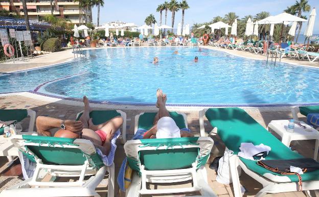 Turistas disfrutan del buen clima en la Costa del Sol. 