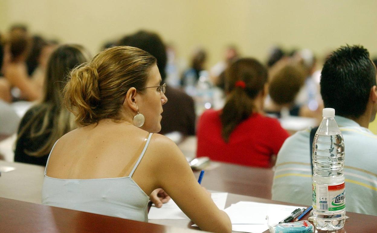 Imagen de archivo de un examen de oposiciones a profesores de Secundaria. 