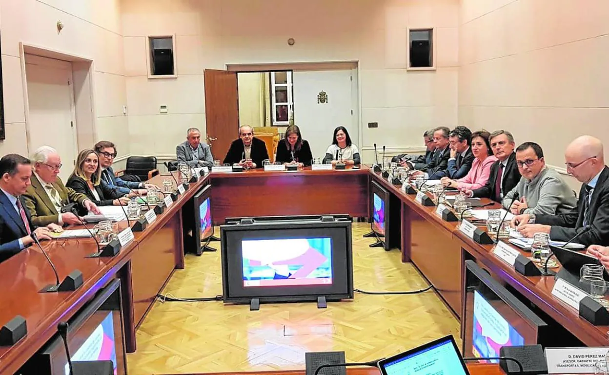 Mesa de negociación ayer en Madrid con los representantes de la Junta, del Gobierno y alcaldes de la zona. 