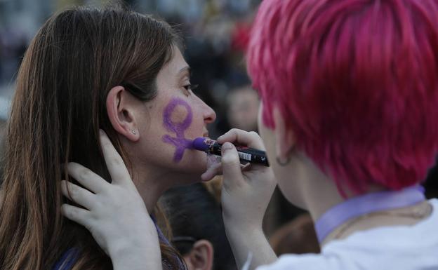 Dos mujeres se preparan para acudir a la manifestación del pasado año. 