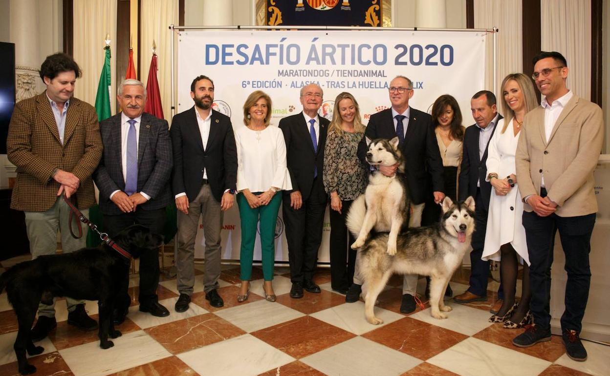 Foto de familia, tras el acto, en el Ayuntamiento. SUR