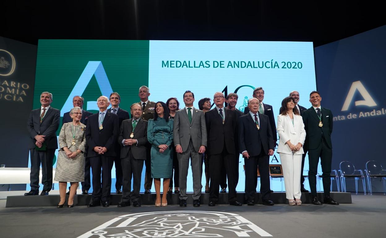 Los galardonados junto a Juan Manuel Moreno y Marta Bosquet.