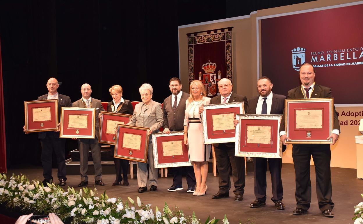 Foto de familia de los premiados junto a la alcaldesa, Ángeles Muñoz