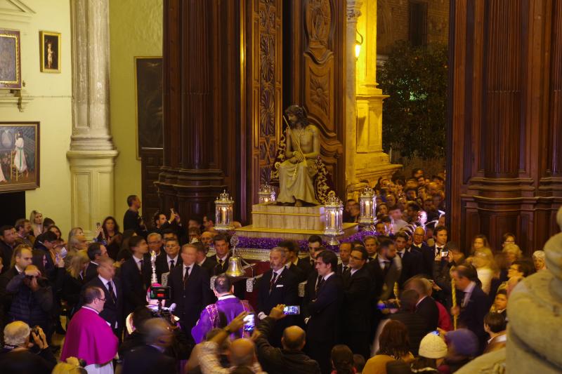 La talla del Coronado de Espinas entró en la Catedral para presidir el ejercicio, organizado por la Agrupación de Cofradías