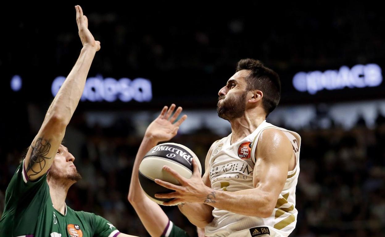 Guerrero defiende a Campazzo en la final copera.