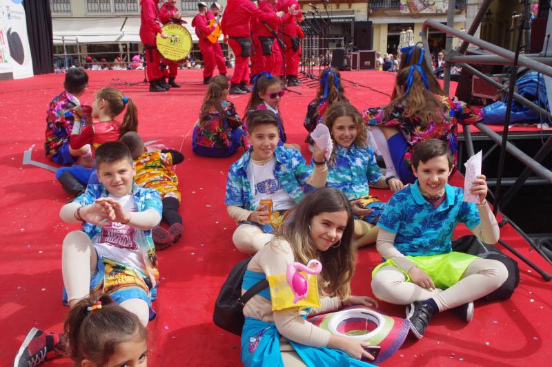 Pasacalles de Dioses, talleres infantiles, concursos de coplas, una gran 'boqueronás' y el tradicional Entierro del Boquerón han puesto el broche de oro a las fiestas de Don Carnal en la capital. 