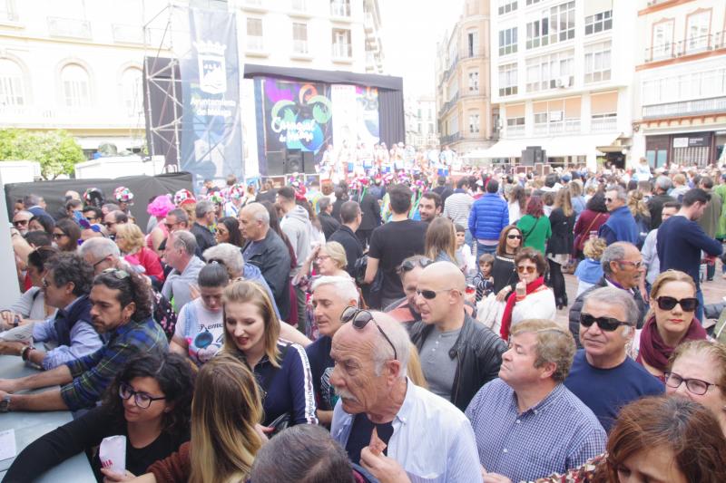 Pasacalles de Dioses, talleres infantiles, concursos de coplas, una gran 'boqueronás' y el tradicional Entierro del Boquerón han puesto el broche de oro a las fiestas de Don Carnal en la capital. 