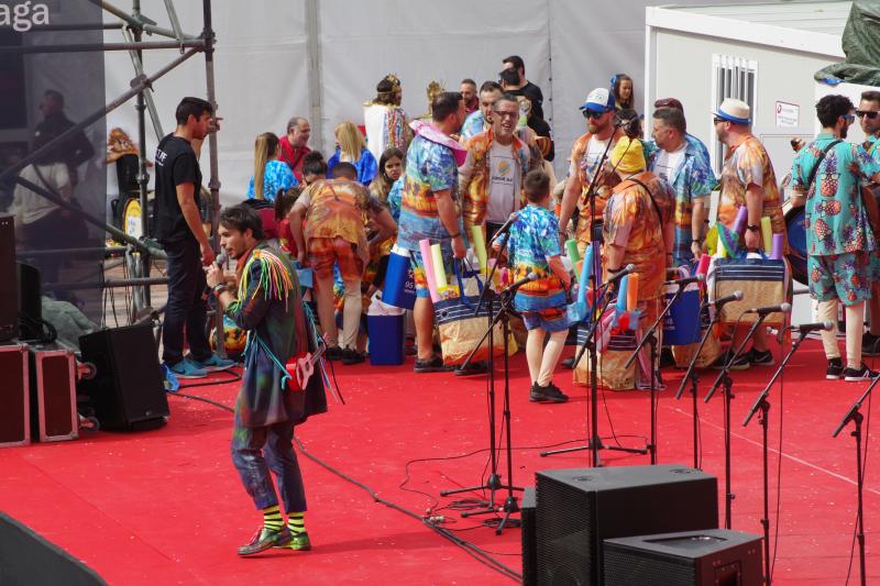 Pasacalles de Dioses, talleres infantiles, concursos de coplas, una gran 'boqueronás' y el tradicional Entierro del Boquerón han puesto el broche de oro a las fiestas de Don Carnal en la capital. 