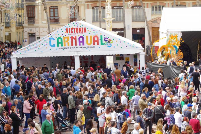 Pasacalles de Dioses, talleres infantiles, concursos de coplas, una gran 'boqueronás' y el tradicional Entierro del Boquerón han puesto el broche de oro a las fiestas de Don Carnal en la capital. 