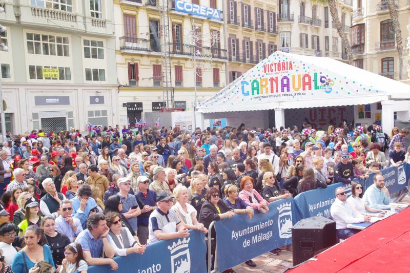 Pasacalles de Dioses, talleres infantiles, concursos de coplas, una gran 'boqueronás' y el tradicional Entierro del Boquerón han puesto el broche de oro a las fiestas de Don Carnal en la capital. 