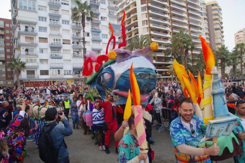 Pasacalles de Dioses, talleres infantiles, concursos de coplas, una gran 'boqueronás' y el tradicional Entierro del Boquerón han puesto el broche de oro a las fiestas de Don Carnal en la capital. 