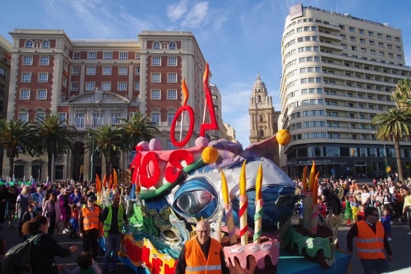 Pasacalles de Dioses, talleres infantiles, concursos de coplas, una gran 'boqueronás' y el tradicional Entierro del Boquerón han puesto el broche de oro a las fiestas de Don Carnal en la capital. 