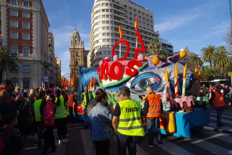 Pasacalles de Dioses, talleres infantiles, concursos de coplas, una gran 'boqueronás' y el tradicional Entierro del Boquerón han puesto el broche de oro a las fiestas de Don Carnal en la capital. 