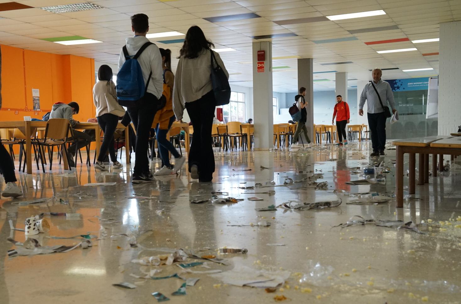 Los sindicatos han convocado un paro indefinido y reclaman que se equiparen las condiciones laborales de los trabajadores en las tres empresas que prestan el servicio