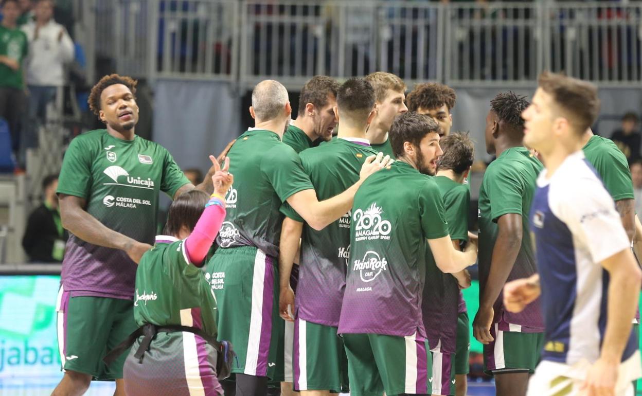 Los jugadores del Unicaja hacen piña antes del comienzo del partido ante el Real Madrid. 