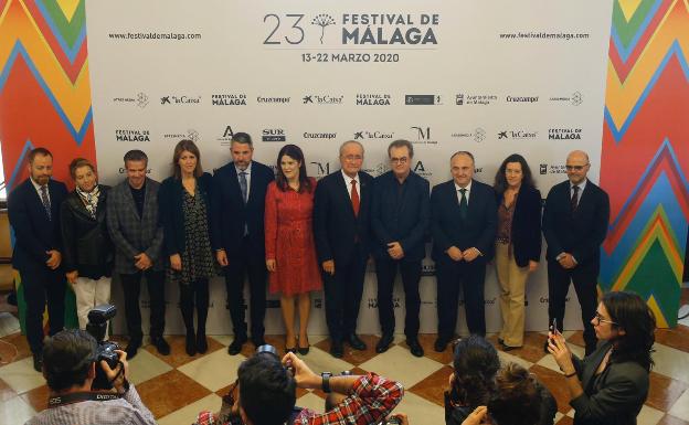 Foto de familia de los organizadores y patrocinadores del Festival de Málaga, este lunes, en el Ayuntamiento. 