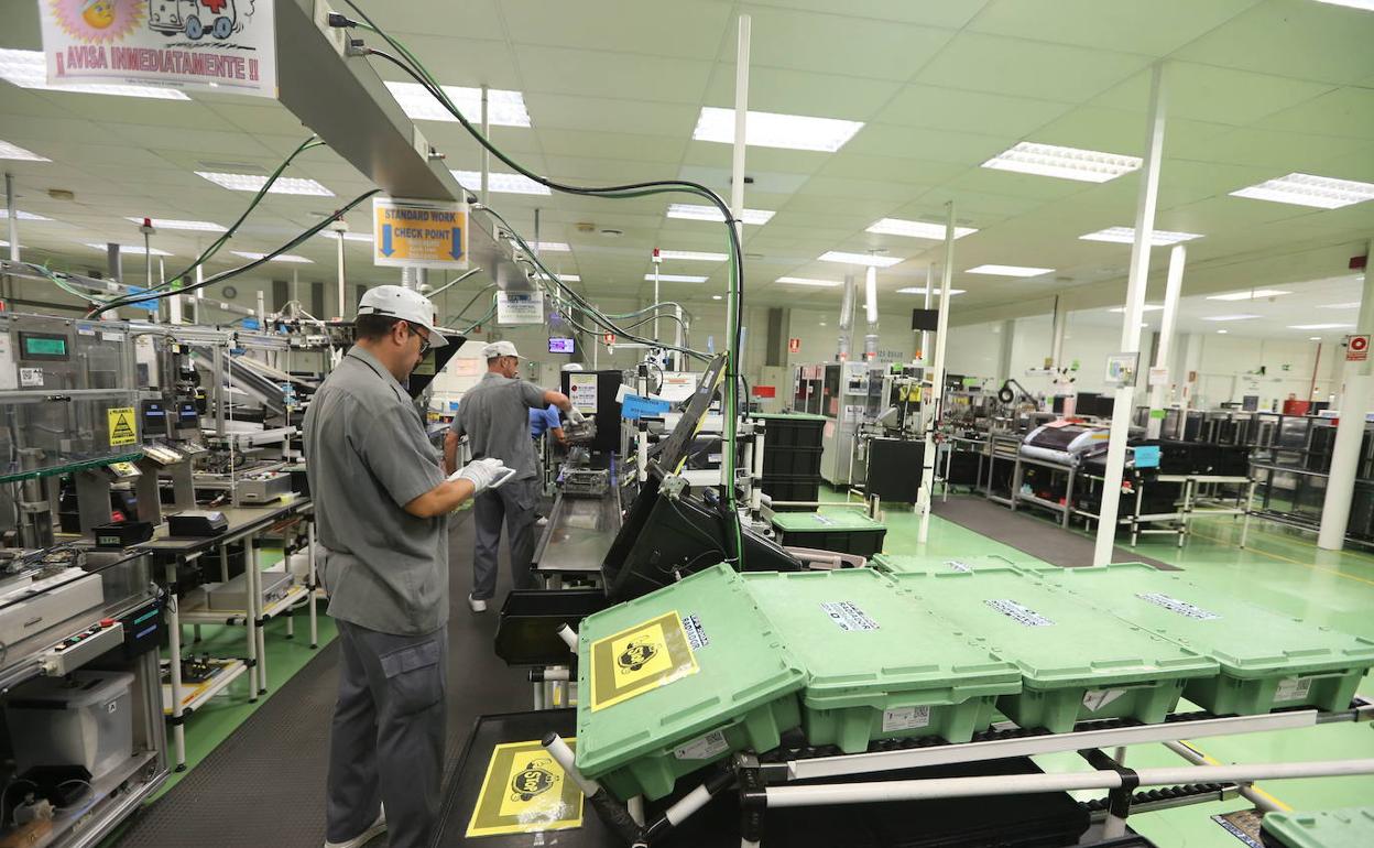Empleados en la planta malagueña de Fujitsu. 