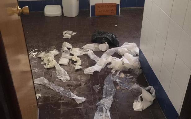 Imagen principal - Huelga de limpieza en la Universidad de Málaga en pleno repunte de la epidemia de coronavirus