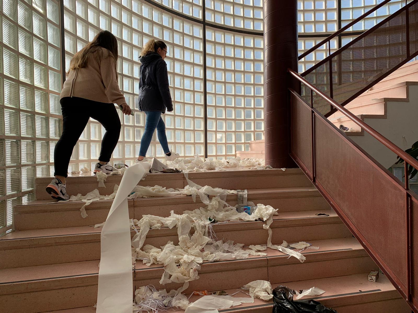 Basura acumulada en aulas y pasillos en el segundo día de huelga de limpieza de la UMA.