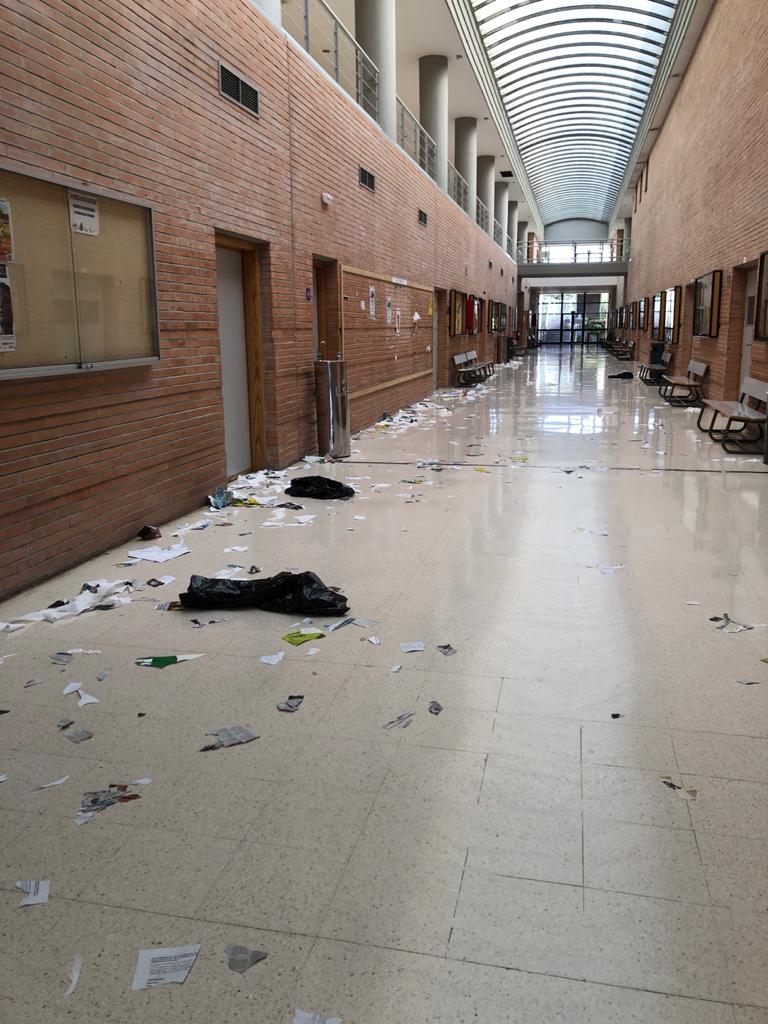 Basura acumulada en aulas y pasillos en el segundo día de huelga de limpieza de la UMA. Facultad de Comunicación y Turismo