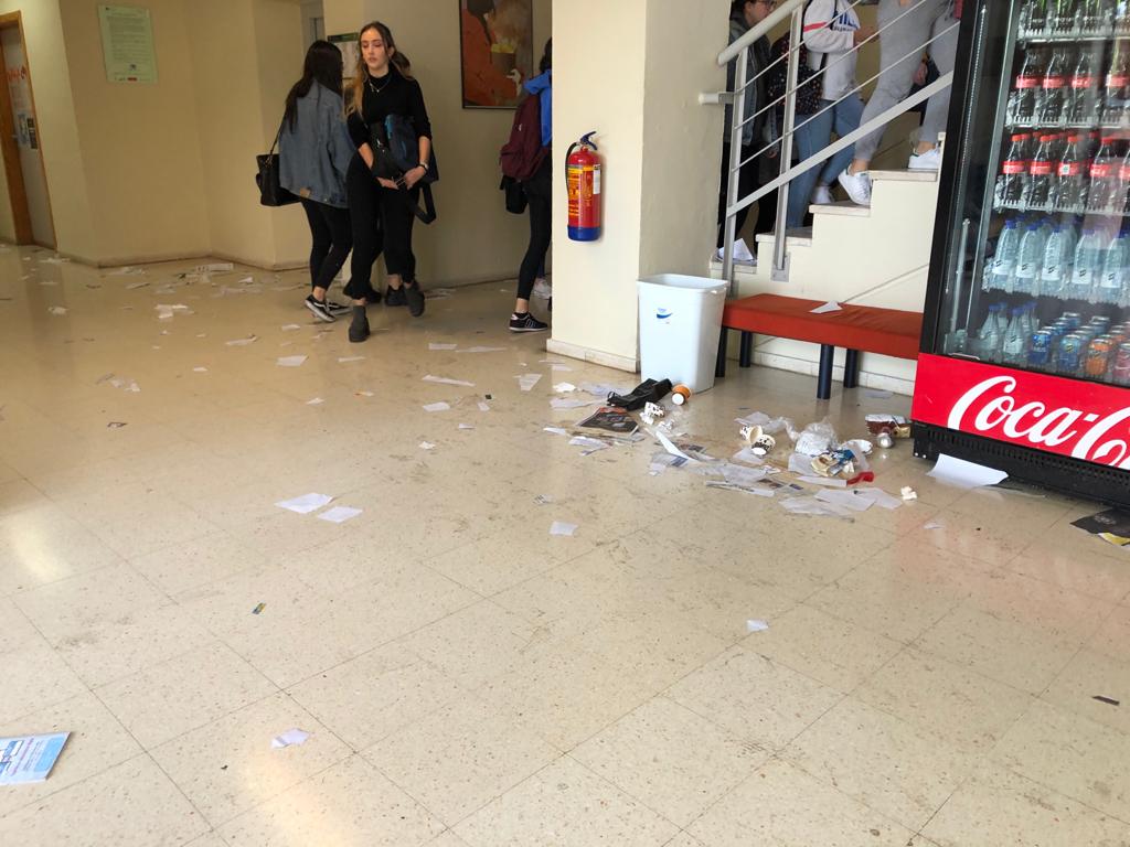 Basura acumulada en aulas y pasillos en el segundo día de huelga de limpieza de la UMA. Facultad de Comunicación y Turismo