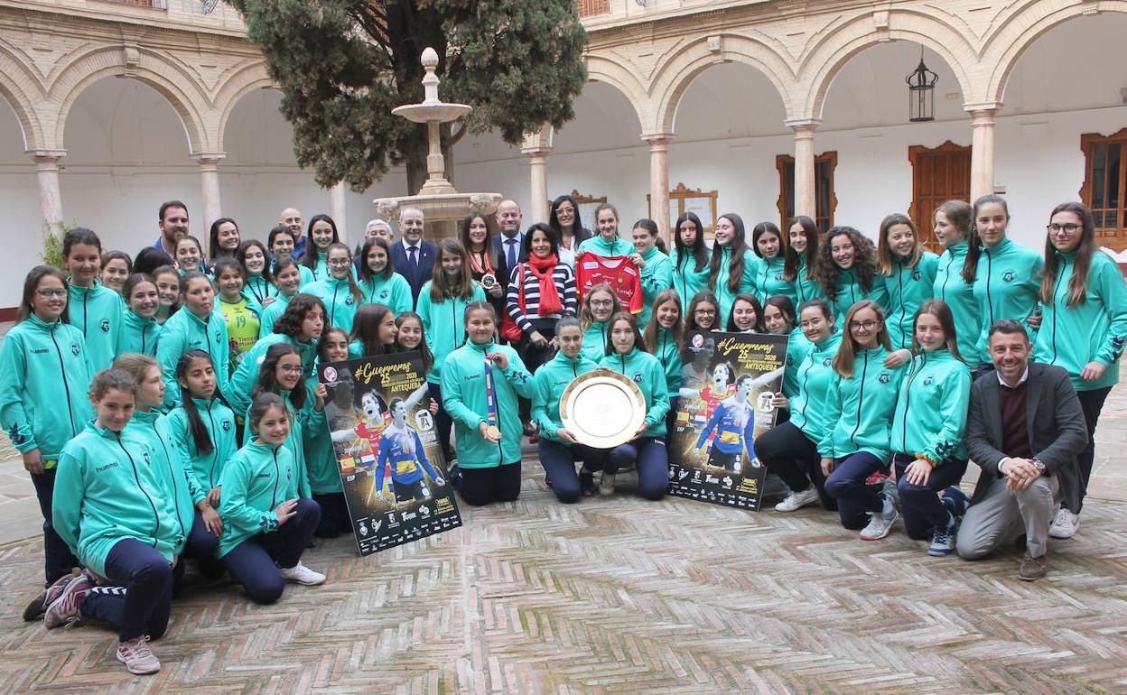 La cantera femenina del balonmano de Antequera con la 'guerrera' Sole López en el patio del consistorio de la ciudad